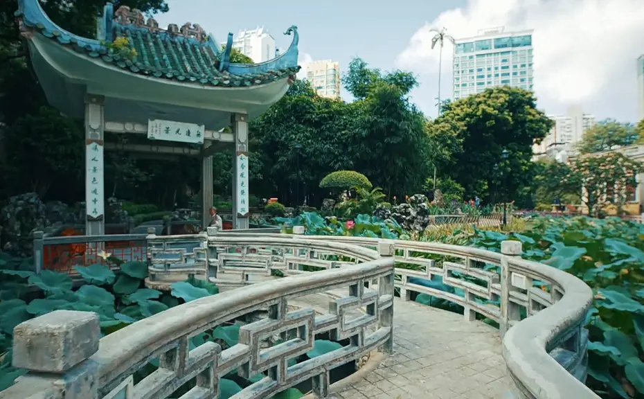 解决宣传片制作过程中如何对着镜子拍摄不穿帮？（如何在宣传片中实现镜像拍摄的无痕替代方法）